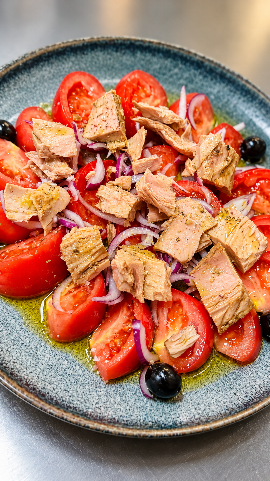 Ensalada de tomate con atún, cebolla y aceitunas Ensalada de tomate con atún, cebolla y aceitunas en El Rincón del Norte, restaurante en Valdemoro